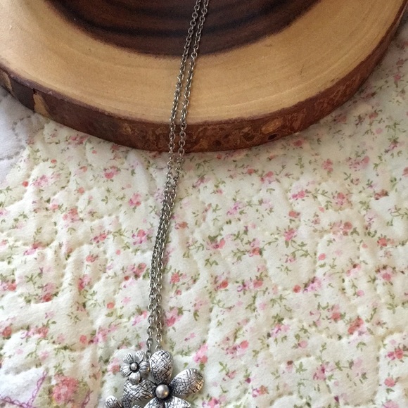 Flower necklace - Picture 2 of 4